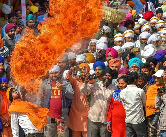 Hola Mohalla Festival Tour